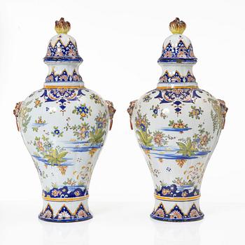 Urnor med lock, fajans, Frankrike, 1800-tal.