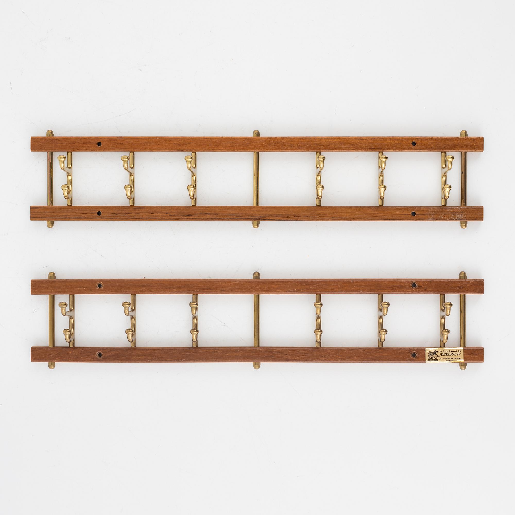 Klädhängare, ett par, "Dekorativ", Skoglunds metallgjuteri, Anderstorp, 1900-talets mitt.