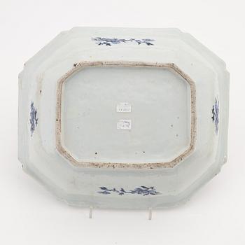 A blue and white and famille rose dish, Qing dynasty, Qianlong (1736-95).