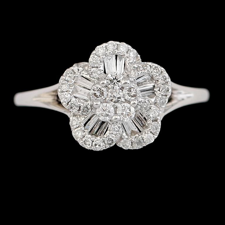 RING, 18 k vitguld, briljant- och smaragdslipade diamanter tot 0.39 ct. Vikt ca 2,1 g.