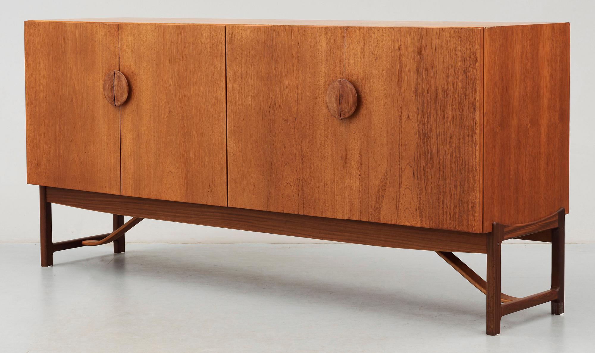 SIDEBOARD, trol Ib Kofod-Larsen för Seffle, 1900- talets andra hälft.