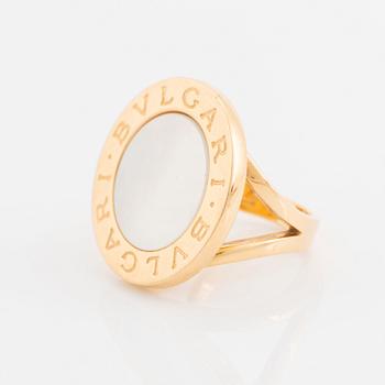 An 18K gold and mother of pearl Bulgari ring.