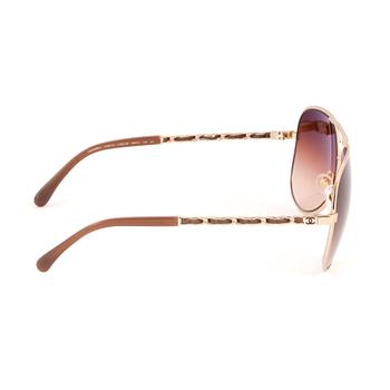 CHANEL, ett par solglasögon.