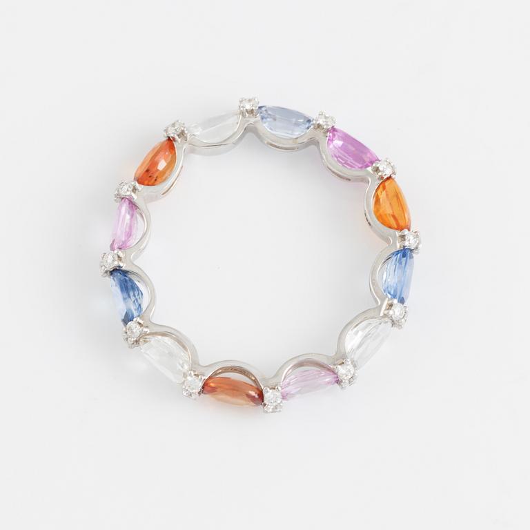 Ring med multifärgade safirer och briljantslipade diamanter.