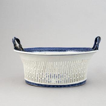 A blue and white chesnut basket and a tea pot with cover, Qing dynasty, 18th Century.