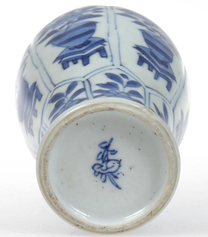 VASER, 2 st, porslin, Kina, Kangxi 1662-1722.