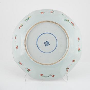 A famille verte dish, Qing dynasty, Kangxi (1662-1722).