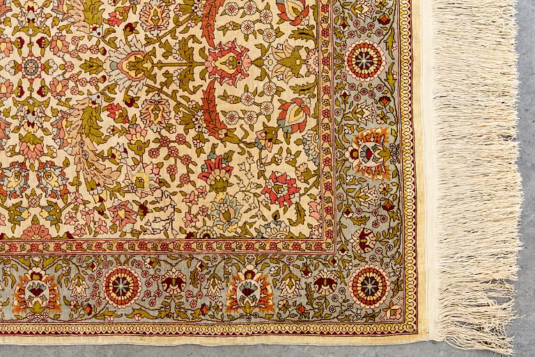 A silk Hereke rug. 120x80 cm.