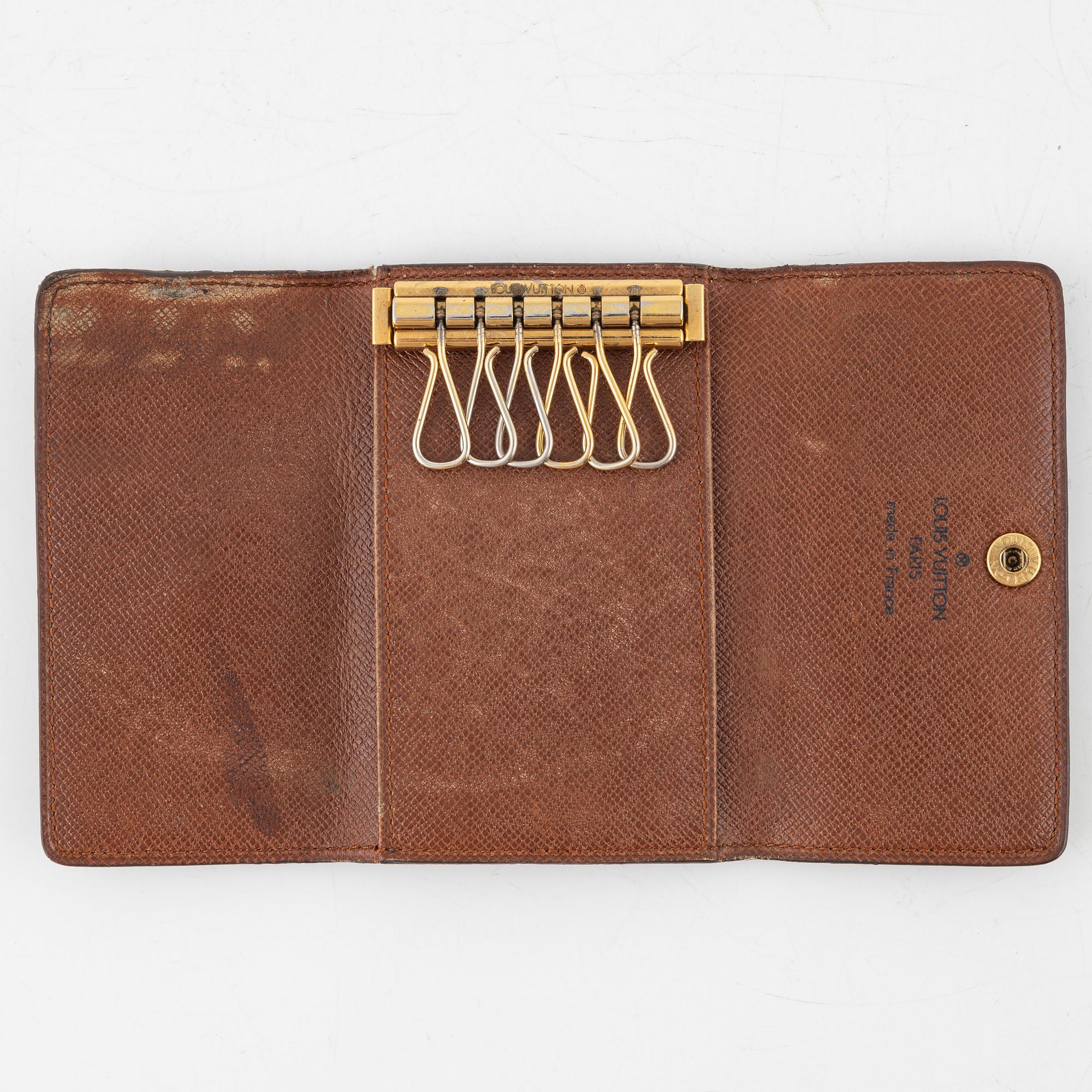 Louis Vuitton, necessär, "Parana Toiletry Bag 26" samt nyckelhållare.