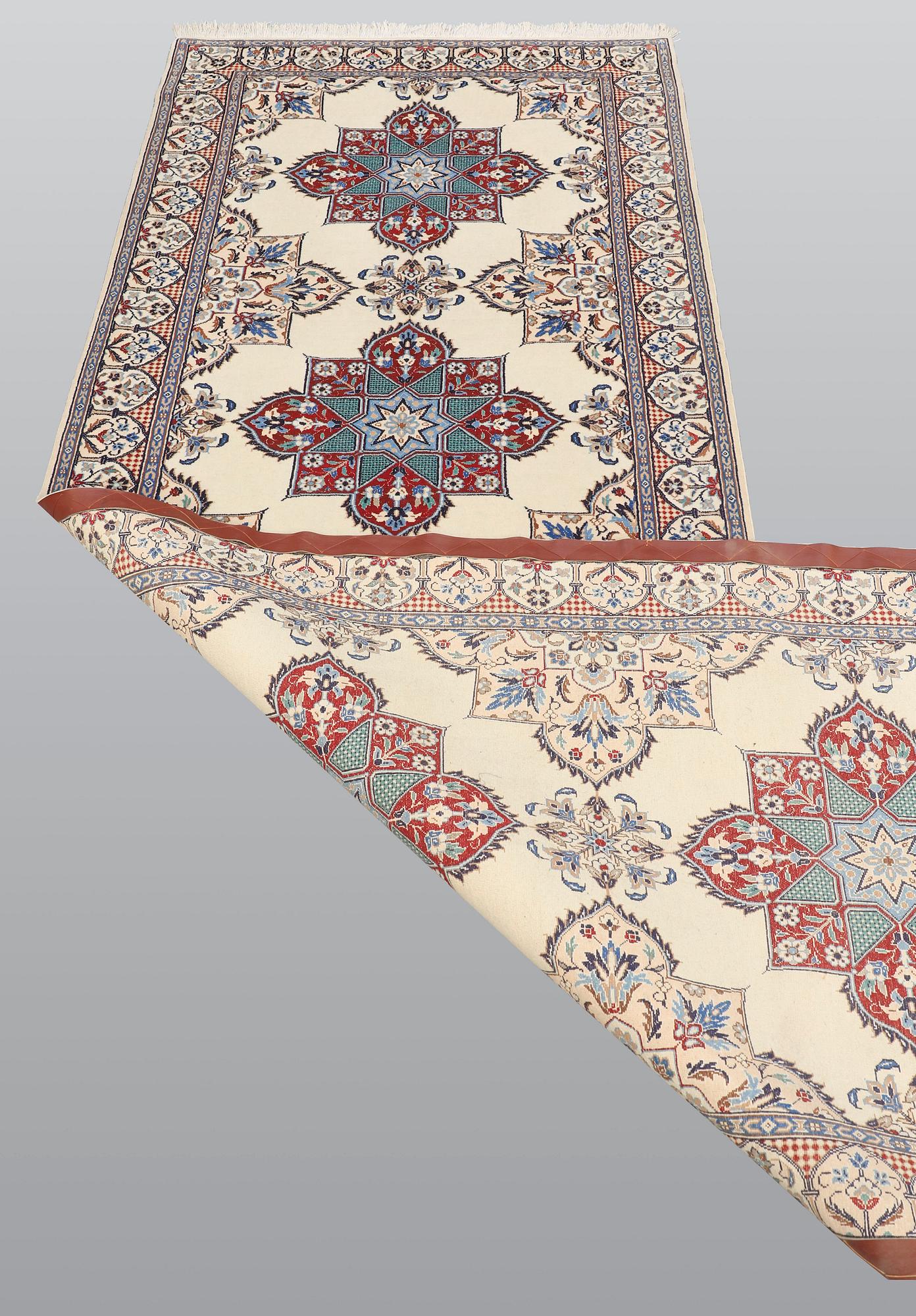 A part silk Nain runner, part silk, so-called 9LAA, approx. 300 x 99 cm.