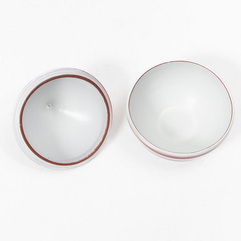 Stig Lindberg, A bowl with lid and dishes, 2 pcs, faience, Gustavsberg studio.