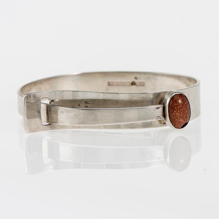 ARMBAND, silver 813, syntetisk solsten. Kupittaan Kulta 1961. Vikt ca 26,8 g.