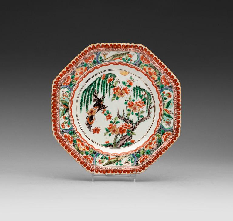 A set of eight famille verte dishes, Qing dynasty Kangxi (1662-1722).