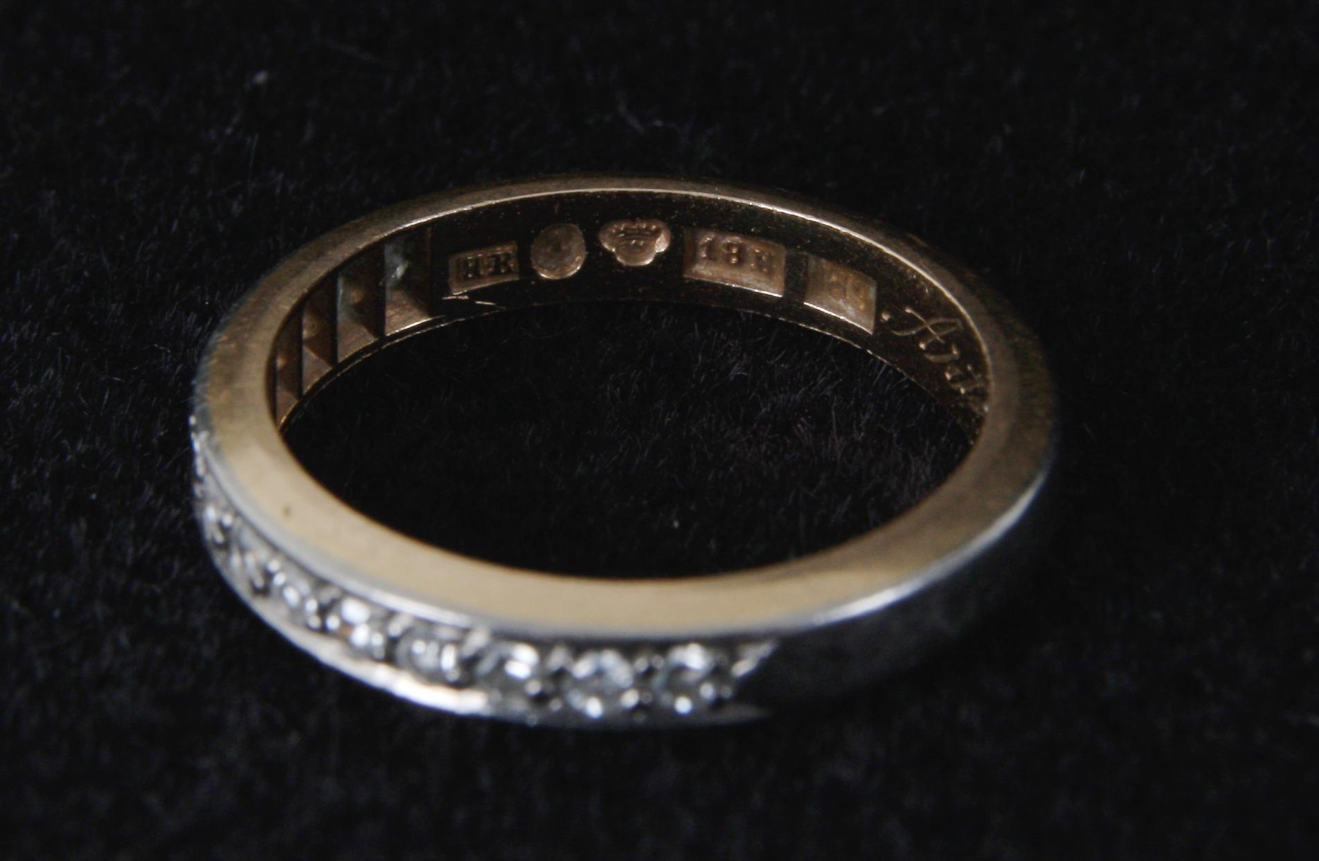 RING, sk halvalliansring. 18K vg och guld.