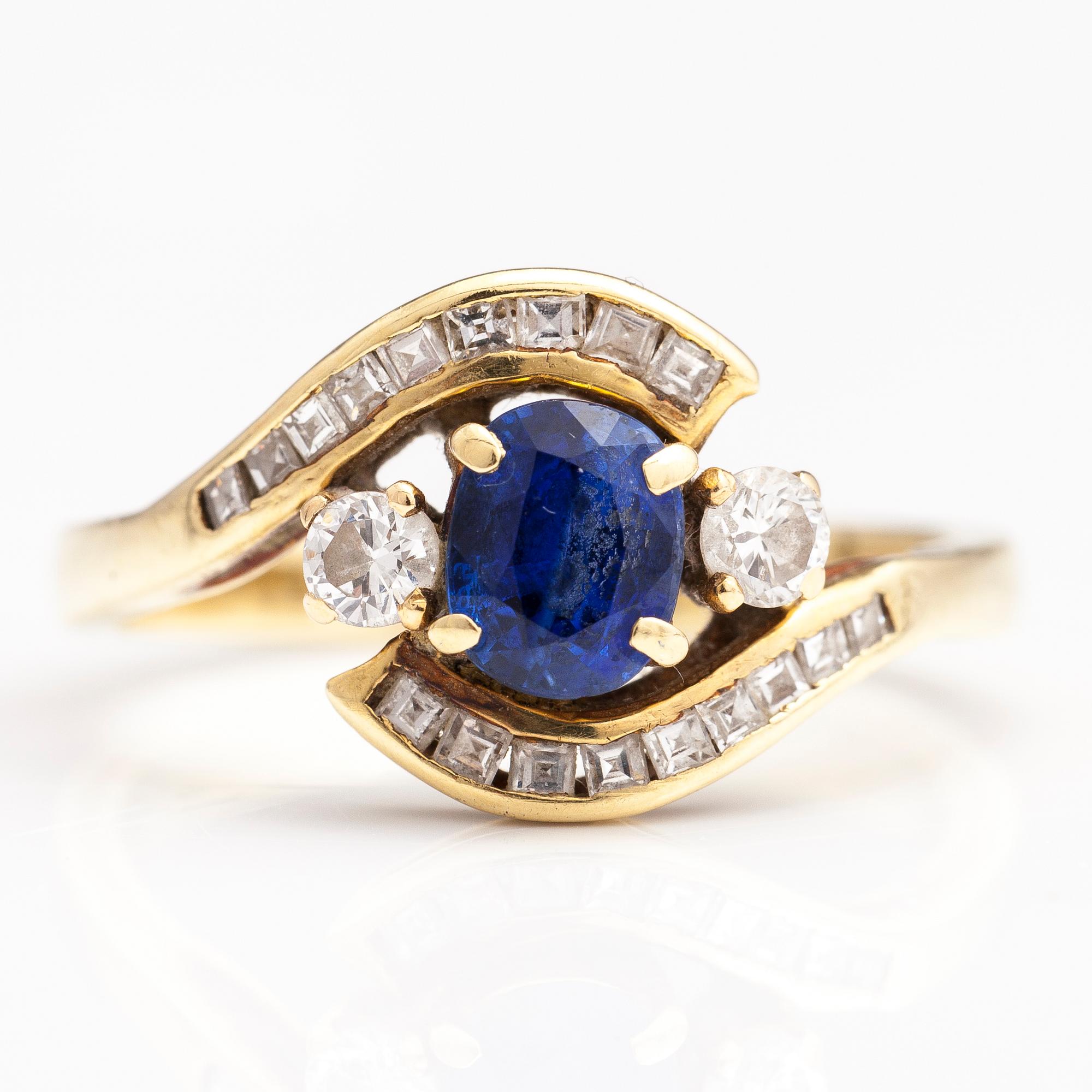 A 14-18K gold ring with a sapphire and diamonds ca. 0.43 ct in total.