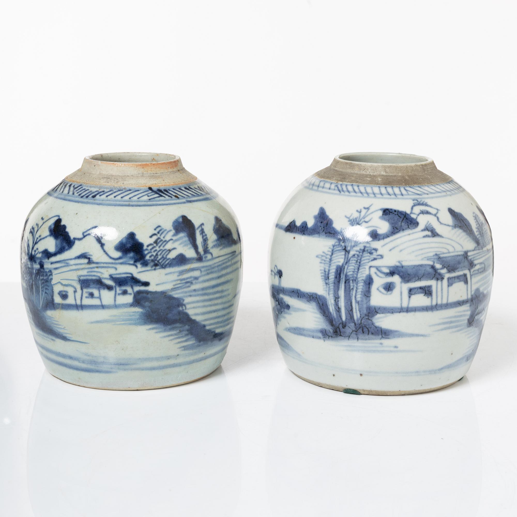 A pair of Chinese blue and white porcelain dishes and two jars, Qing dynasty, 19th century.