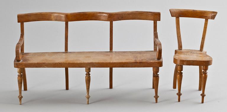 DOCKMÖBLER, 4 delar, troligen sent 1800-tal.