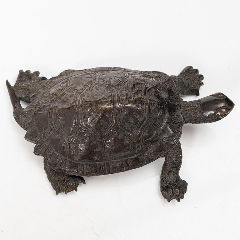 A bronze okimono, Japan, Meiji (1868-1912).