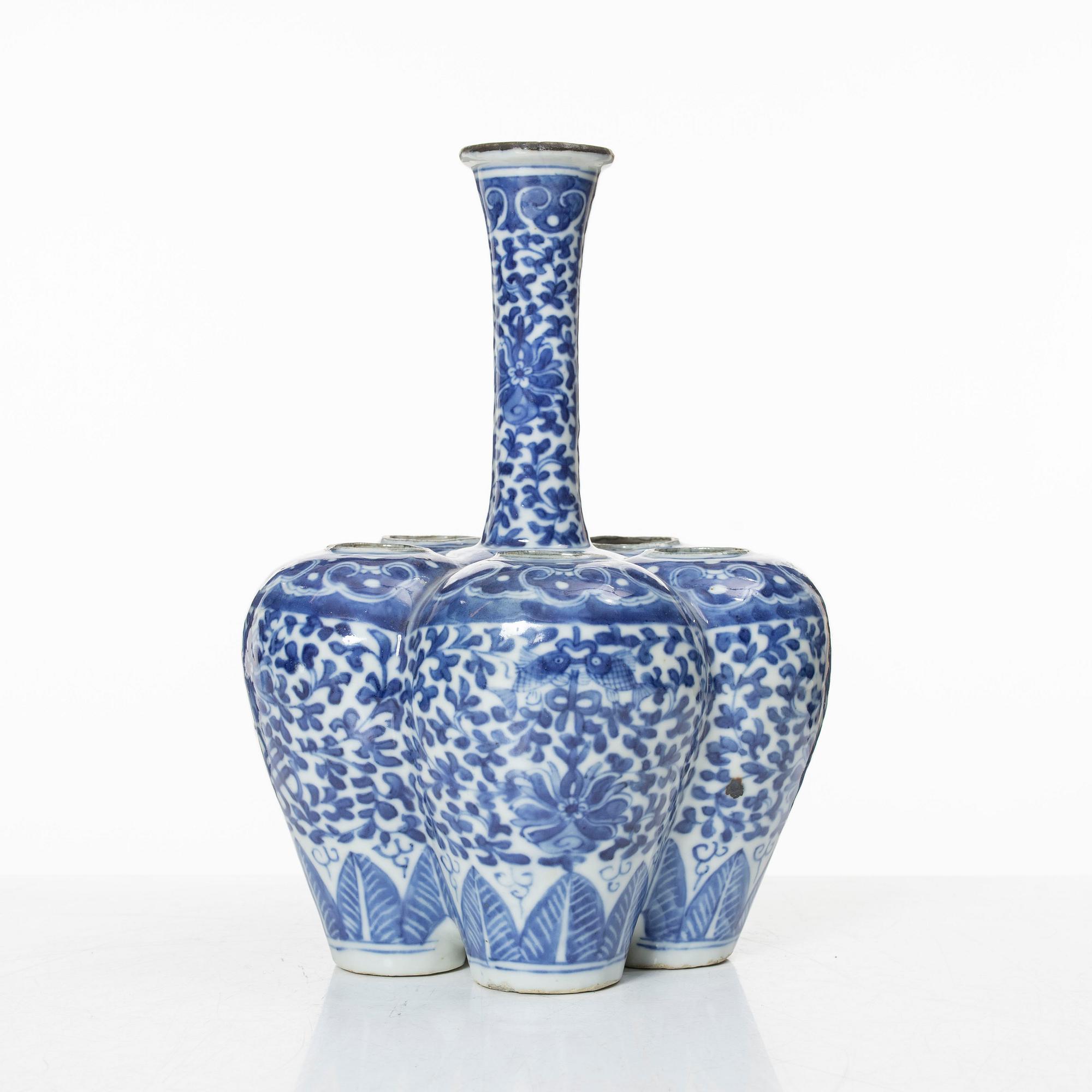 A blue and white tulip vase, Qing dynasty, 19th century.