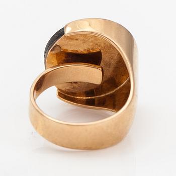 Elis Kauppi, A 14K gold ring with a spectrolite. Kupittaan kulta, Turku 1974.