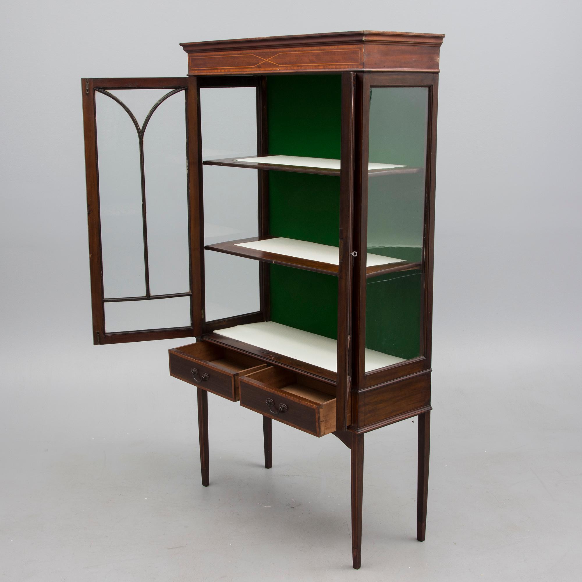 VITRINSKÅP, England, 1900-talets första hälft.