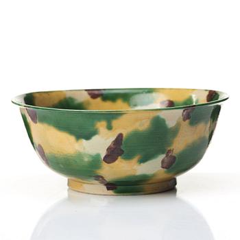 An egg and spinach bowl, Qing dynasty, Kangxi (1662-1722).