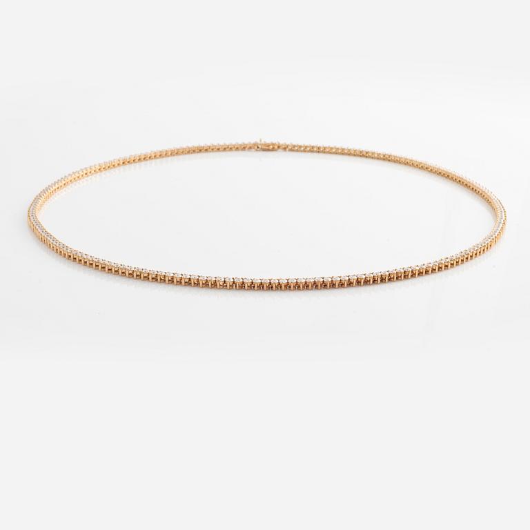 An 18K gold rivière necklace set with round brilliant-cut diamonds.