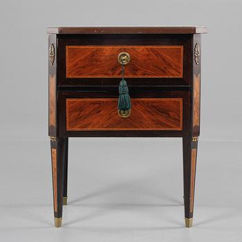 BYRÅ, gustaviansk stil, omkring 1900-talets mitt.