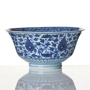 A Chinese blue and white bowl, Qing dynasty, around 1800.