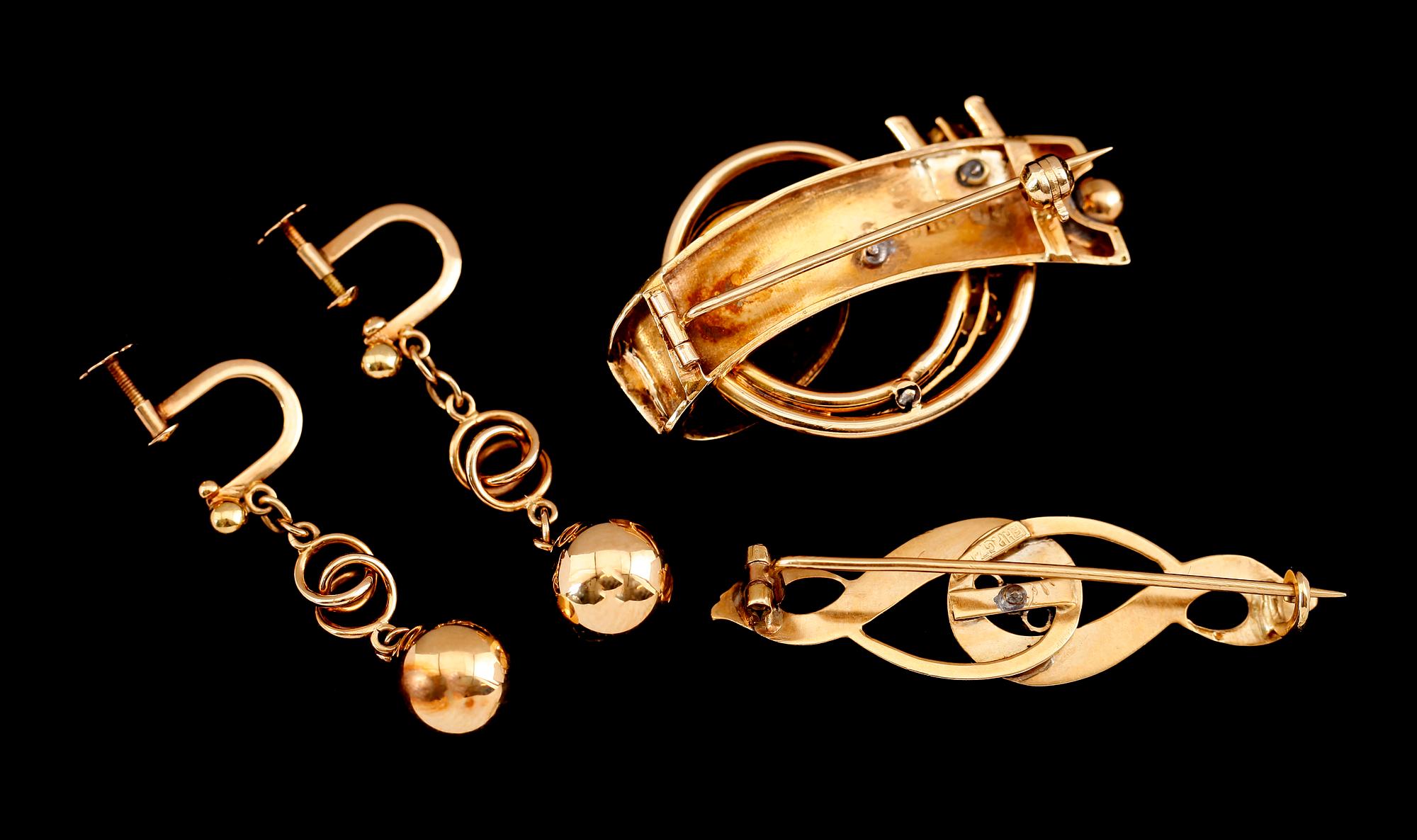 BROSCHER, 2 st samt ÖRHÄNGEN, 1 par, 18 k guld, 1900-tal. Vikt ca 12 gram.