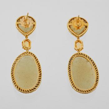 ÖRHÄNGEN, guld på silver med åttkantslipade diamanter 1.84 ct samt checkerslipade gula safirer. Vikt 16,4 gram.