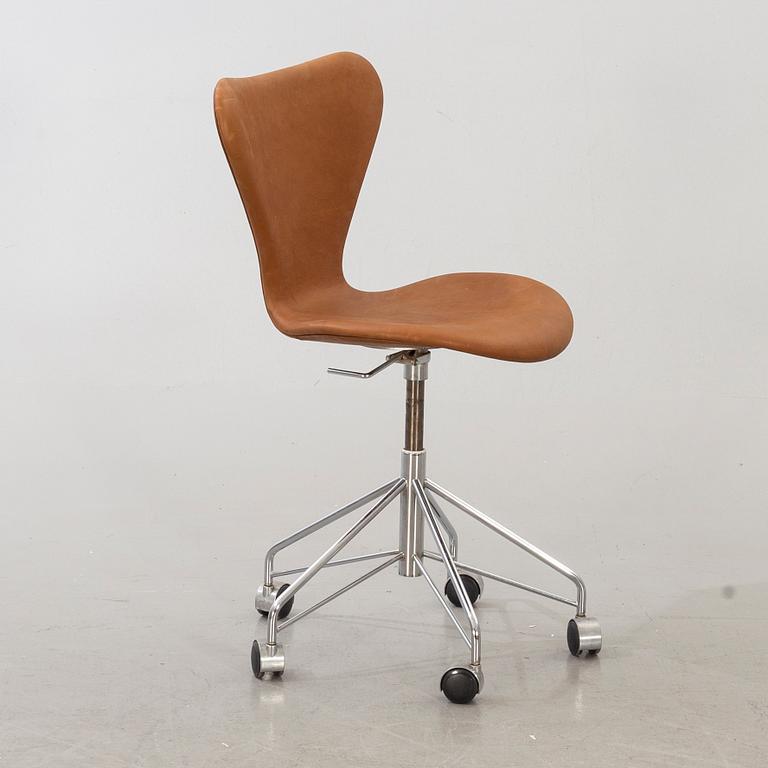 ARNE JACOBSEN, skrivbordsstol, "Sjuan" för Fritz Hansen, Danmark.