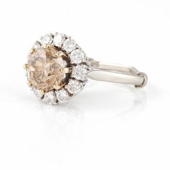 RING, med briljantslipad brun diamant ca 1.60 ct med krans av 11 små vita briljantslipade diamanter totalt ca 0.55 ct.