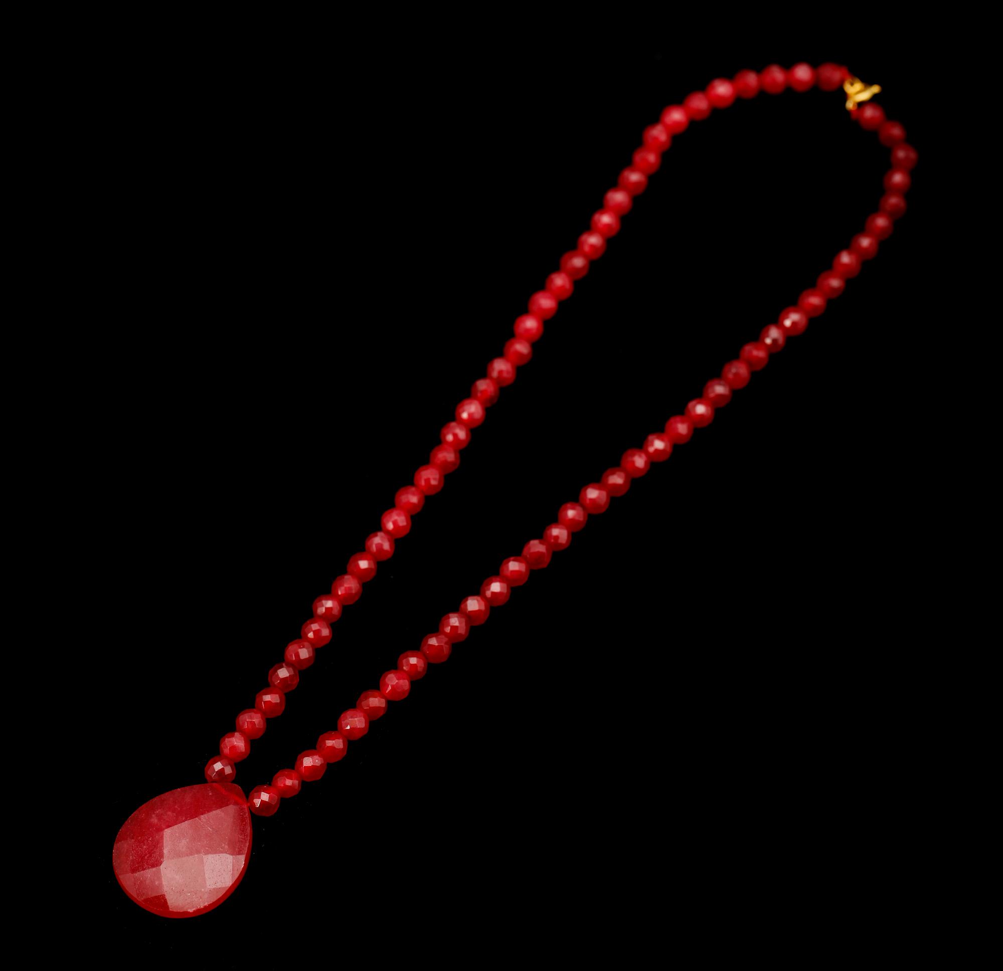 COLLIER, med fasettslipade rubiner.