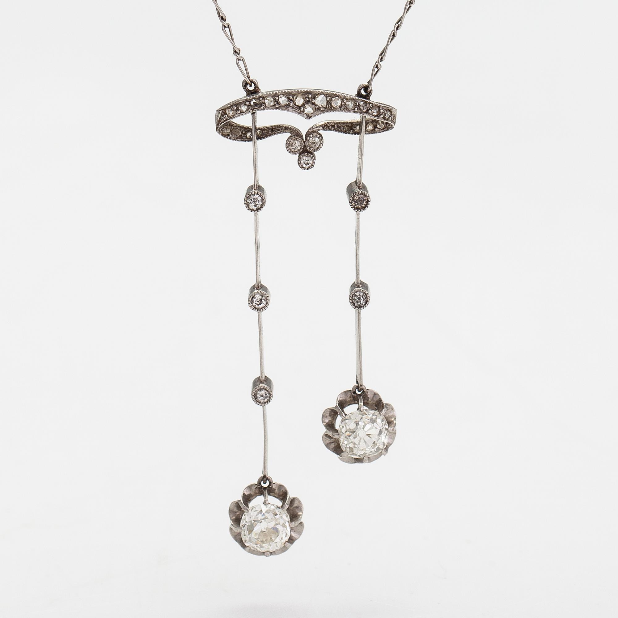 An 18K white gold necklace with old- and rose-cut diamonds ca. 1.65 ct in total. France, turn of the 20th century.