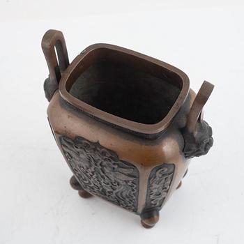 A bronze censer with cover, Qing dynasty, 19th century.