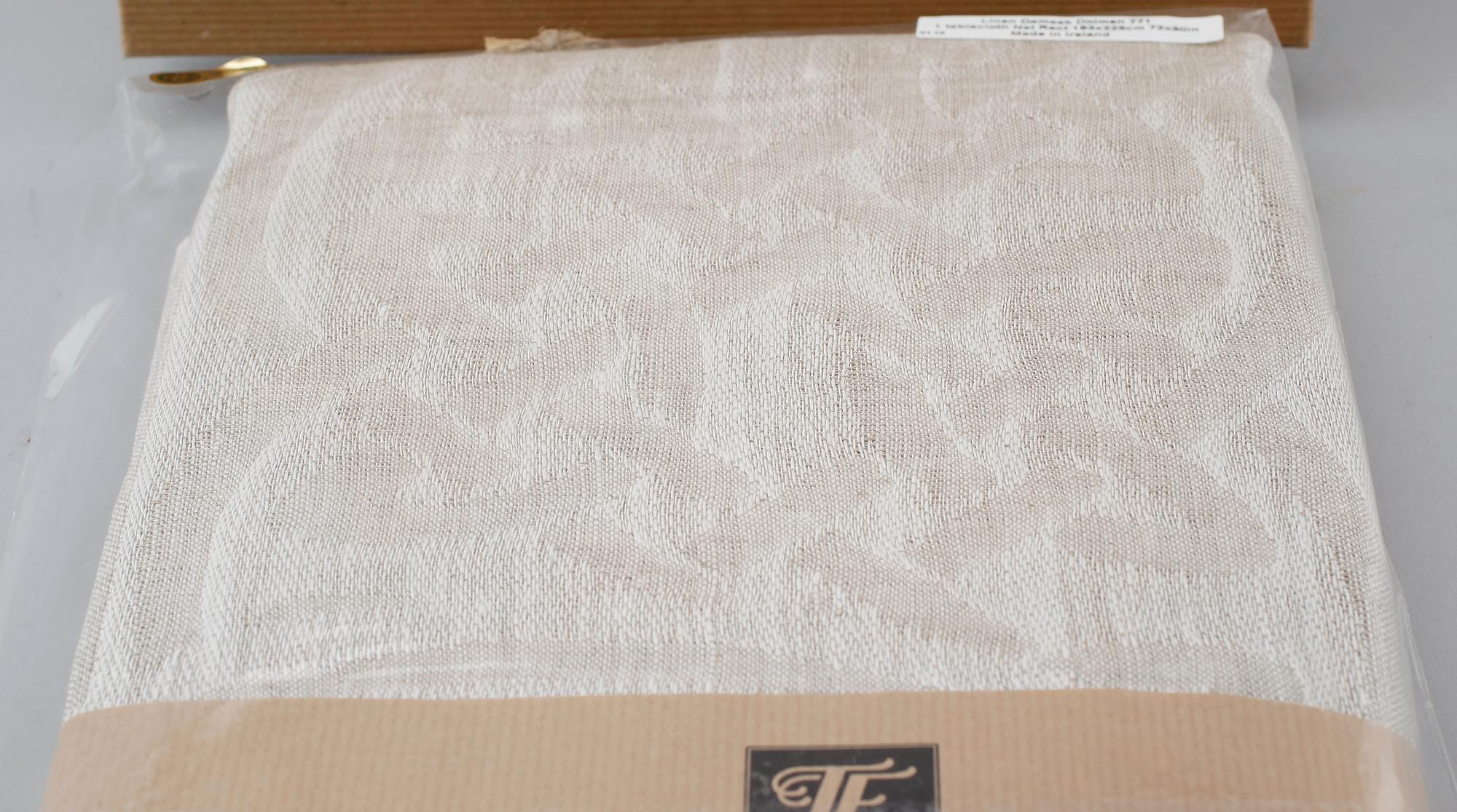 DUK, linnedamast, "Dolmen", Fergusons Irish Linen. 183 x 229 cm.