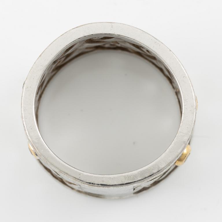 Ole Lynggaard, Ring "Flet" 18K vitguld med runda briljantslipade diamanter.