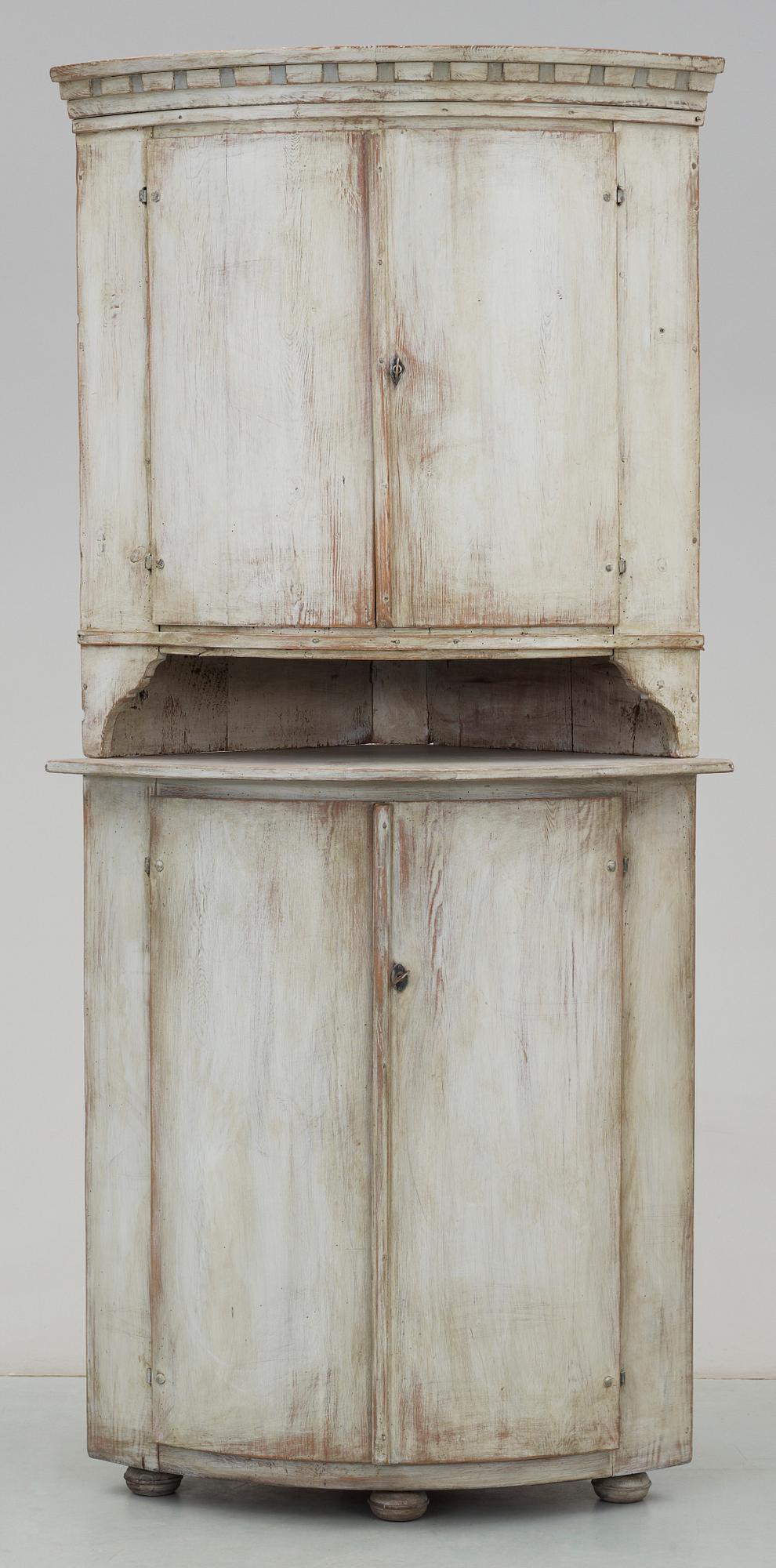 HÖRNSKÅP, gustavianskt provinsarbete, omkring år 1800.