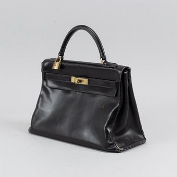 Hermès, a black leather 'Kelly' handbag.