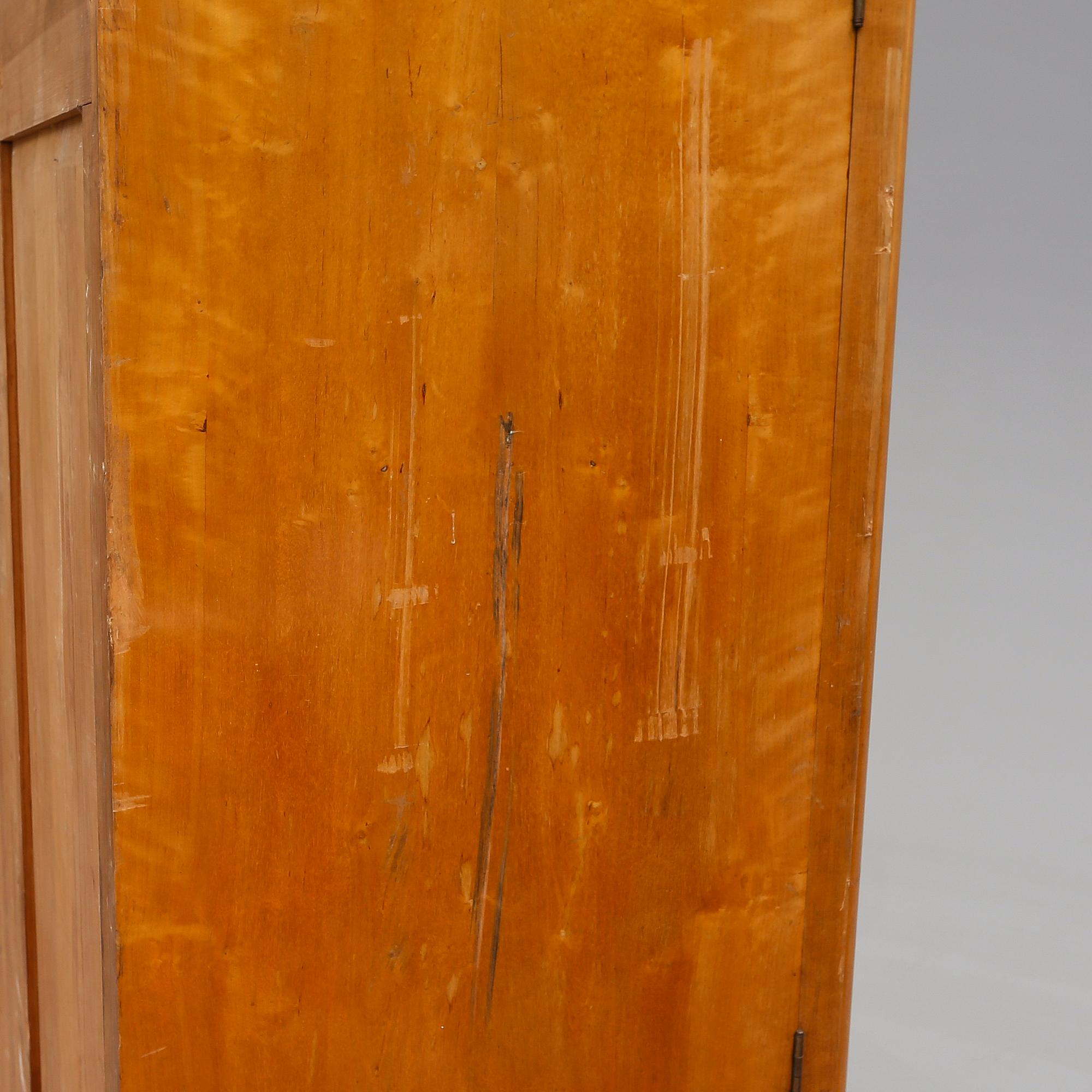 KLÄDSKÅP, Karl Johan-stil, 1900-talets första hälft.