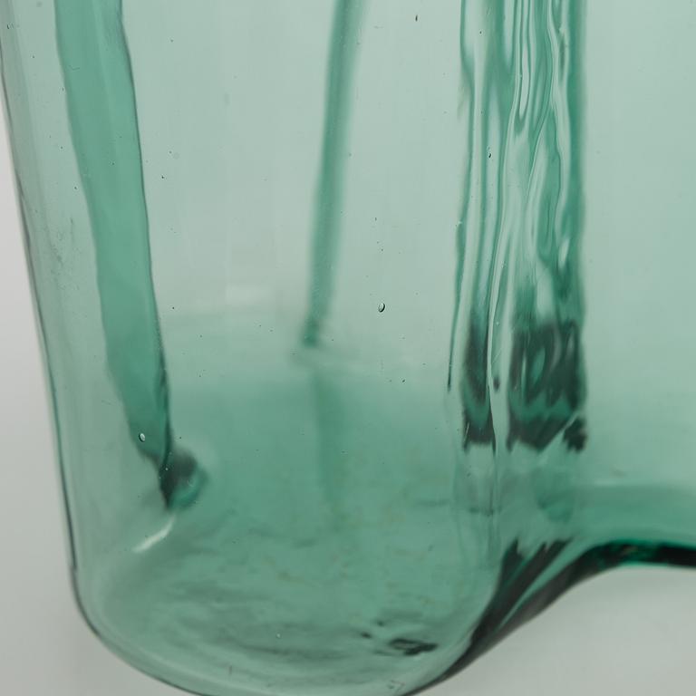 Alvar Aalto, A '9750' vase Karhula Glassworks in production 1937-1949.