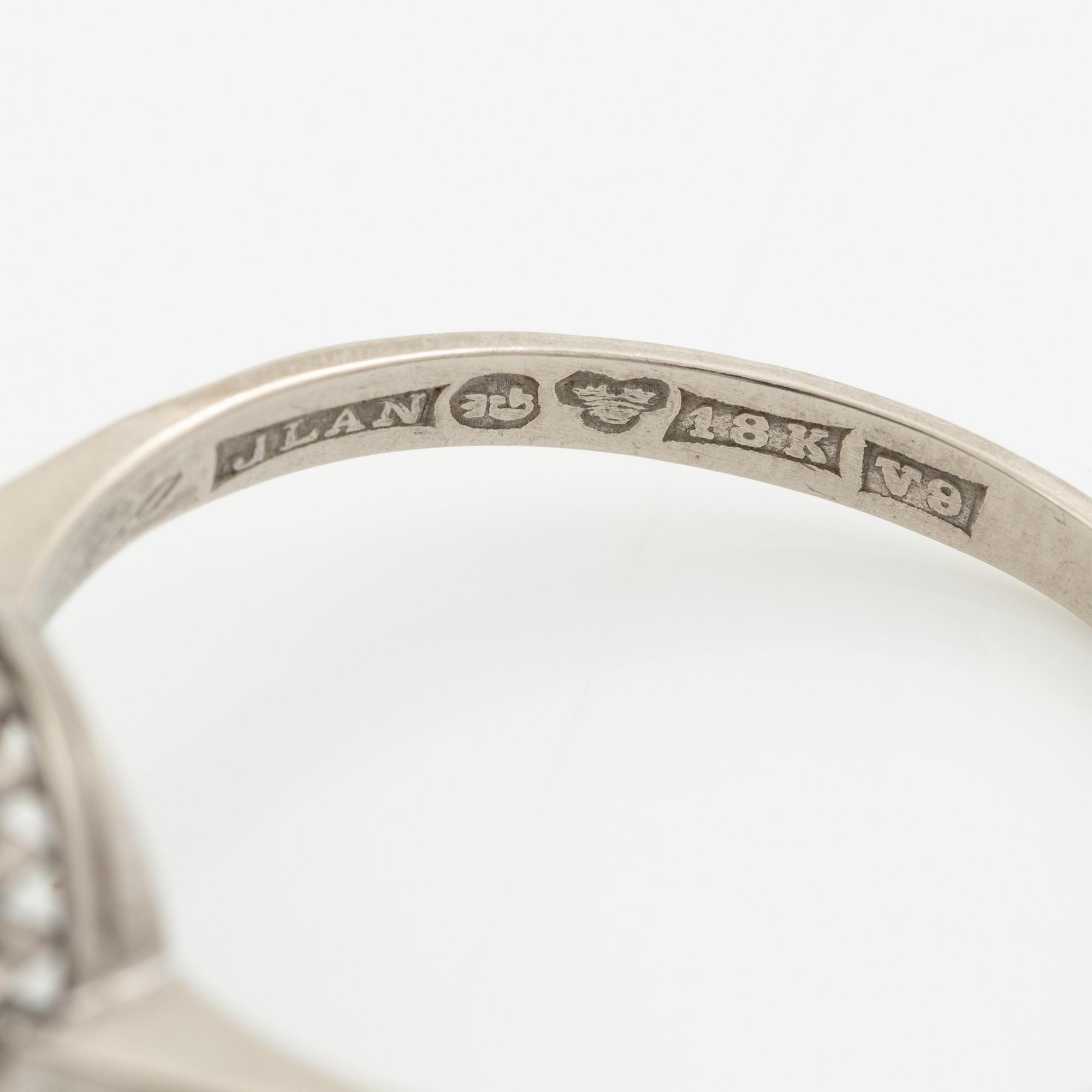 Ring 18K vitguld med runda briljantslipade diamanter.