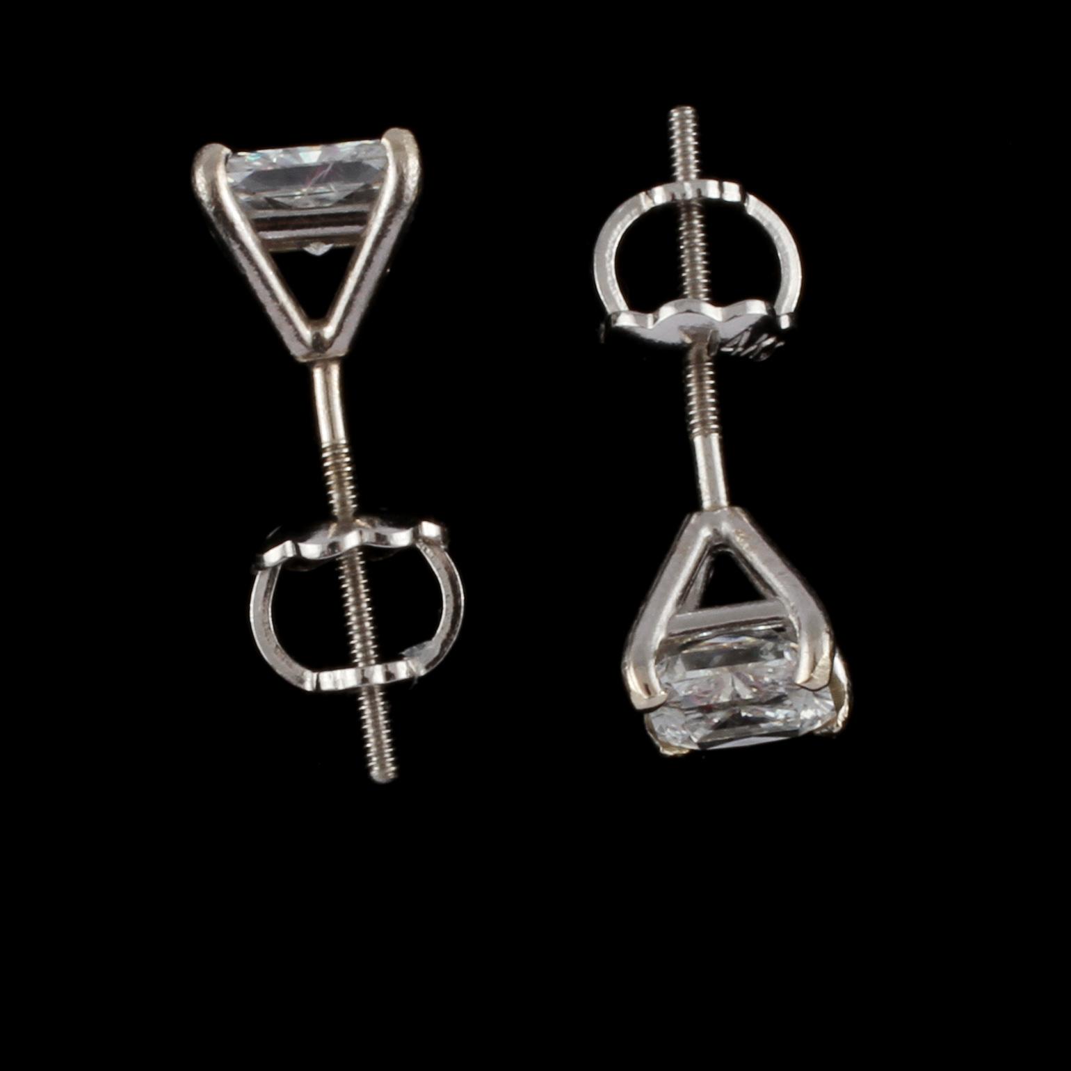 ÖRHÄNGEN, ett par, 14k vitguld med radiantslipade diamanter, ca 0.80 ct. Vikt 0,5 g.