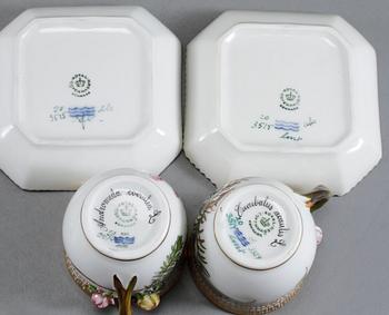 CREMEKOPPAR MED FAT, 2 st, porslin. "Flora Danica", 20 3515/20 3514, Royal Copenhagen, 1900-talets andra hälft.