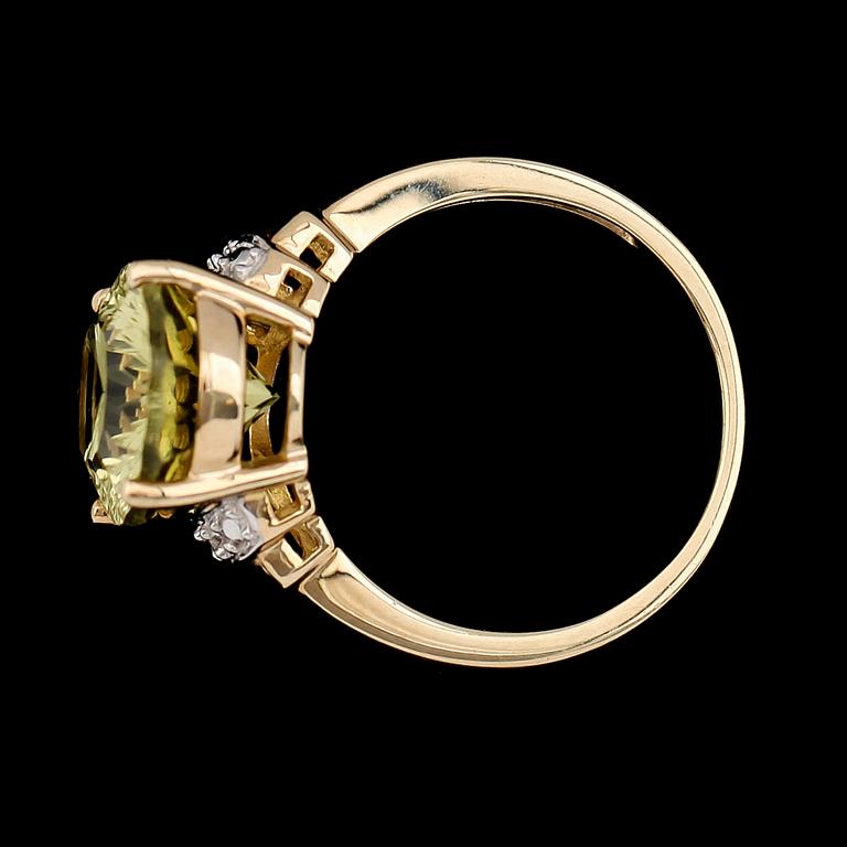 RING, 10K guld, kvartz samt diamanter.