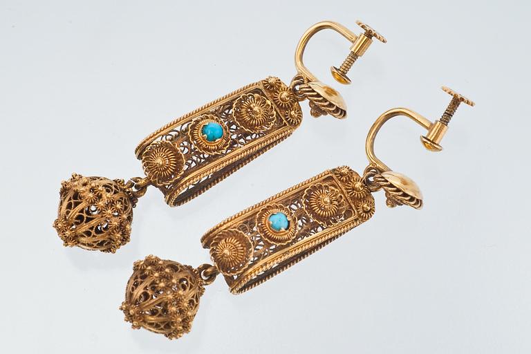 A BROOCH AND EARRINGS.