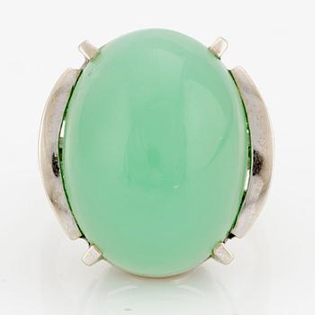 Ring, cocktail ring, 14K white gold with cabochon-cut chrysoprase.