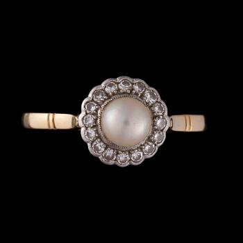 RING, 18K guld, pärla, 8/8-slipade diamanter. Vikt ca 3,1 g.