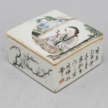 A Chinesefamille rose box with cover, early 20th century.